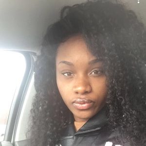 Meet your Posher, Deanna. WILL BUNDLE! Just ask!